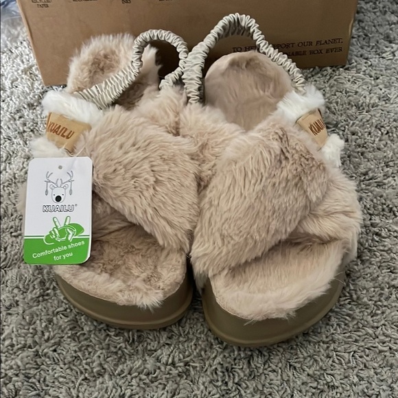 NWT Kuailu Women’s Beige Fuzzy Criss Cross Platform Slippers w/ Arch Support - 8 - Picture 1 of 9